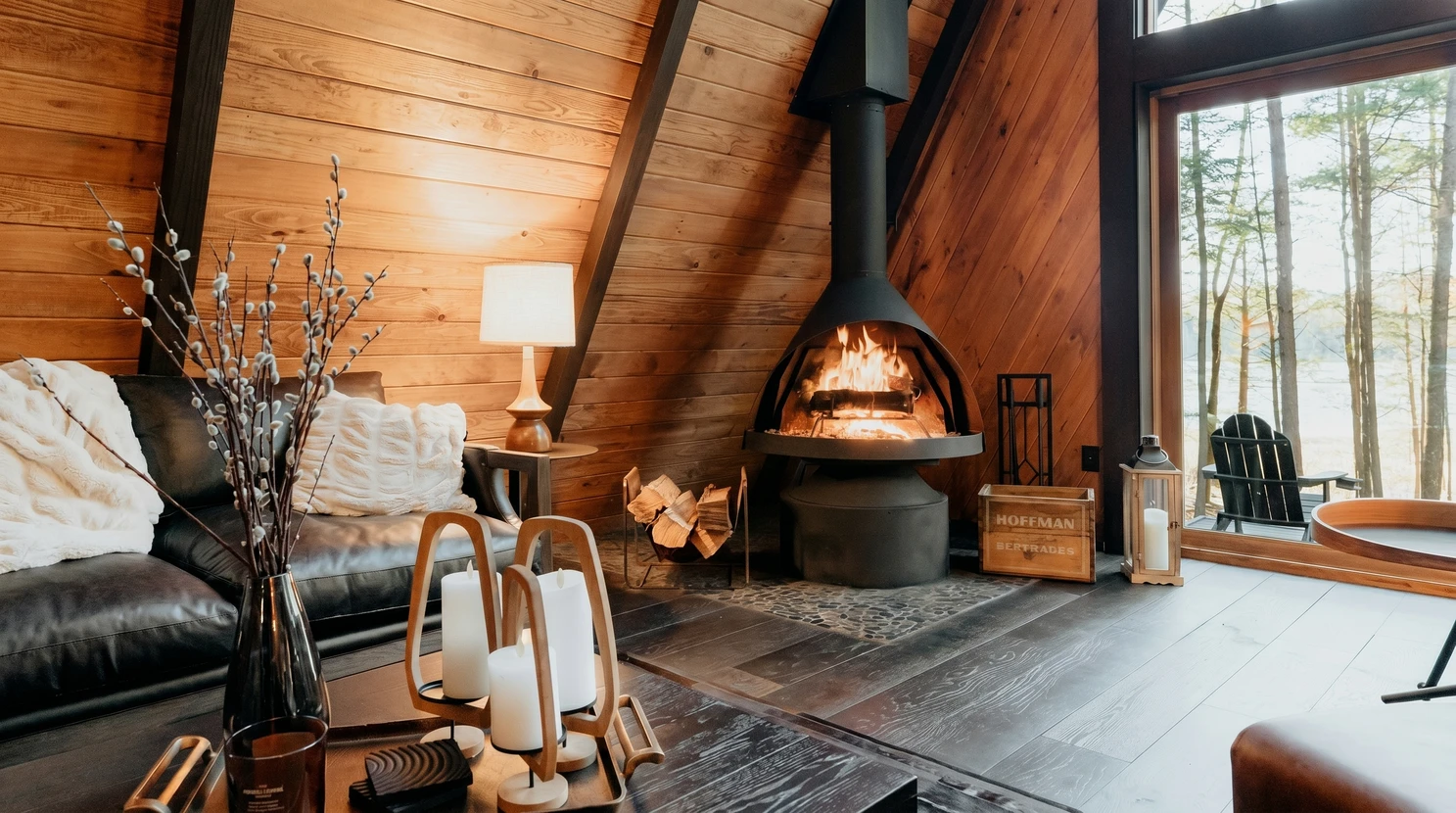 Intérieur chalet de style A-frame, ambiance cosy hivernale
