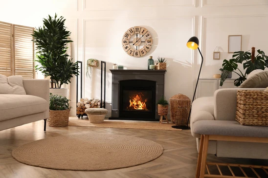 Intérieur résidentiel avec poêle à granulés moderne installé contre un mur turquoise, posé sur carrelage beige
