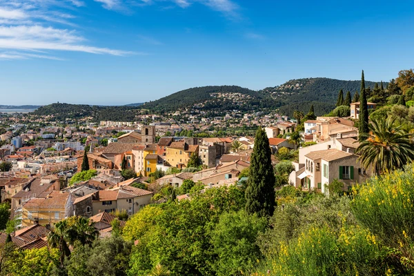 Photographie d'une vue urbaine ou côtière de Hyères (ou de la région Toulonnaise), montrant un paysage ou une architecture caractéristique de la zone d'intervention, avec peut-être des maisons typiques de la Provence méditerranéenne ou une vue du littoral varois, afin d'illustrer le territoire d'intervention locale du Flambeau et créer un lien visuel avec cette ville spécifique mentionnée dans la section.